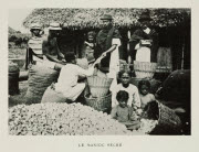 Le manioc séché / [Non identifié. - Paris : Société des Missions évangéliques, 1933. - 1 impr. photoméc. (ill. de livre) : reprod. photogr., n. et b. ; 9,5 x 12 cm (im.), 25 x 16 cm (f.).<br />
Dans : "Un petit continent : Madagascar" / H. Rusillo...