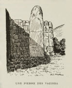 Une pierre des Vazimba / M.C. Mayor.- Paris : Société des Missions évangéliques, 1933. - 1 dess. (ill. de livre) : grav., en noir ; 7,8 x 6 cm (im.), 25 x 16 cm (f.).<br />
Dans : "Un petit continent : Madagascar" / H. Rusillon, 2e éd., p. 81