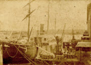 [Manutention portuaire à la Pointe-des-Galets] / [Non identifié]. - [La Réunion], [ca 1885]. - 1 photogr. pos. : papier albuminé, n. et b. ; 15,5 x 23 cm.