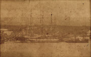 Intérieur du port de Saint-Pierre / [Non identifié]. - [La Réunion], [ca 1886]. - 1 photogr. pos. : papier albuminé, n. et b. ; 13,1 x 20,6 cm.