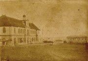 Hôtel de Ville [de Saint-Pierre] en 1870 / [Non identifié]. - [La Réunion], 1870. - 1 photogr. pos. : papier albuminé, n. et b. ; 15,5 x 23 cm.