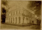 Saint-Denis : le Palais de Justice / H. Georgi phot.. - La Réunion, [1887-1889]. - 1 photogr. pos. : papier albuminé ; 15,7 x 21,5 cm.