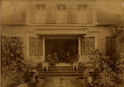 Saint-Denis : maison particulière [sic] / H. Georgi phot.. - La Réunion, [1887-1889]. - 1 photogr. pos. : papier albuminé ; 16 x 22,4 cm.