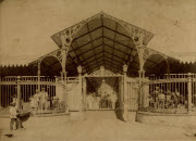 Saint-Denis : entrée du Grand Marché / H. Georgi phot.. - La Réunion, [1887-1889]. - 1 photogr. pos. : papier albuminé ; 16,2 x 22,1 cm.