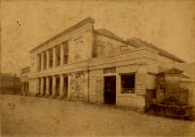 Saint-Denis : le théâtre / H. Georgi phot.. - La Réunion, [1887-1889]. - 1 photogr. pos. : papier albuminé ; 15,5 x 22 cm.