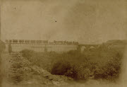 Train sur le pont de la rivière Saint-Denis / H. Georgi phot.. - La Réunion, [1887-1889]. - 1 photogr. pos. : papier albuminé ; 15,6 x 22,3 cm.