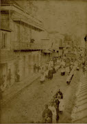 Saint-Denis : Procession dans la rue Alexis de Villeneuve / H. Georgi phot.. - La Réunion, [1887-1889]. - 1 photogr. pos. : papier albuminé ; 22,6 x 15,8 cm.