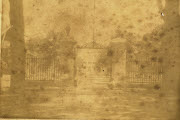 Saint-Denis : Barreau du Jardin de l'État / [Non identifié]. - [La Réunion], [1870-1875]. - 1 photogr. pos. : papier albuminé ; 15,6 x 23 cm.