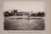 Les Casernes, habitation de K/véguen à St-Pierre / Henri Georgi phot.. - [La Réunion], [1879-1890]. - 1 photogr. pos. : papier albuminé ; 15,2 x 22,5 cm (im.).